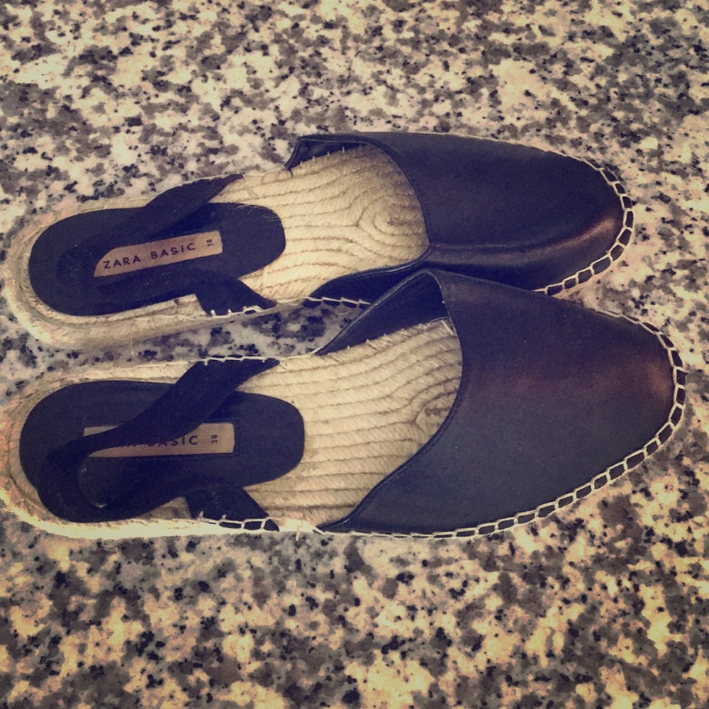 Black sandal with strap